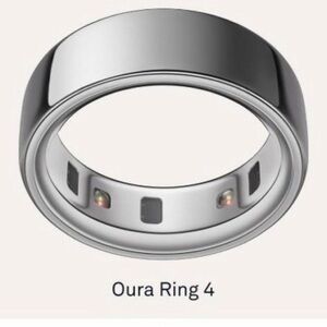 Oura Ring 4 in Sleek Silver